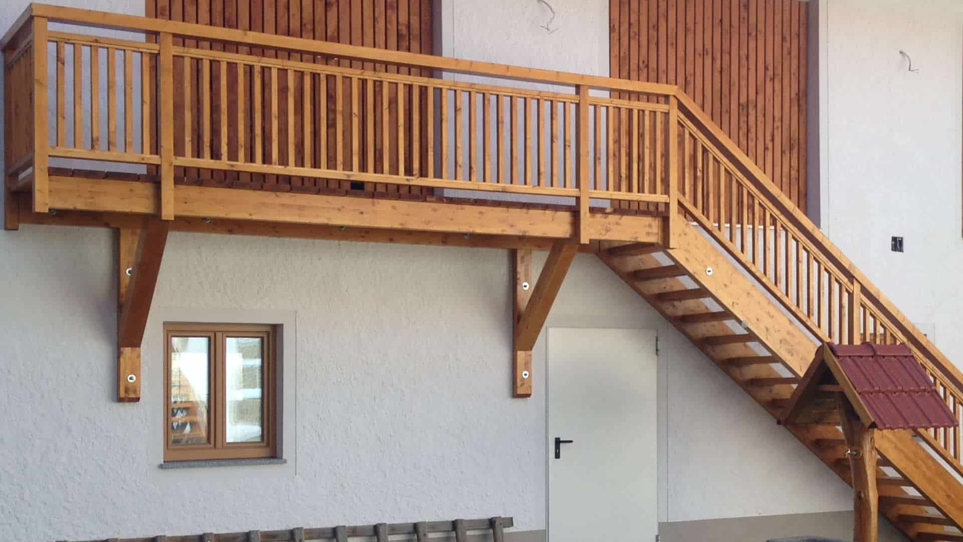 Stiege_Holz_Hof_Zimmerei_Fichtenholz_1920x1080
