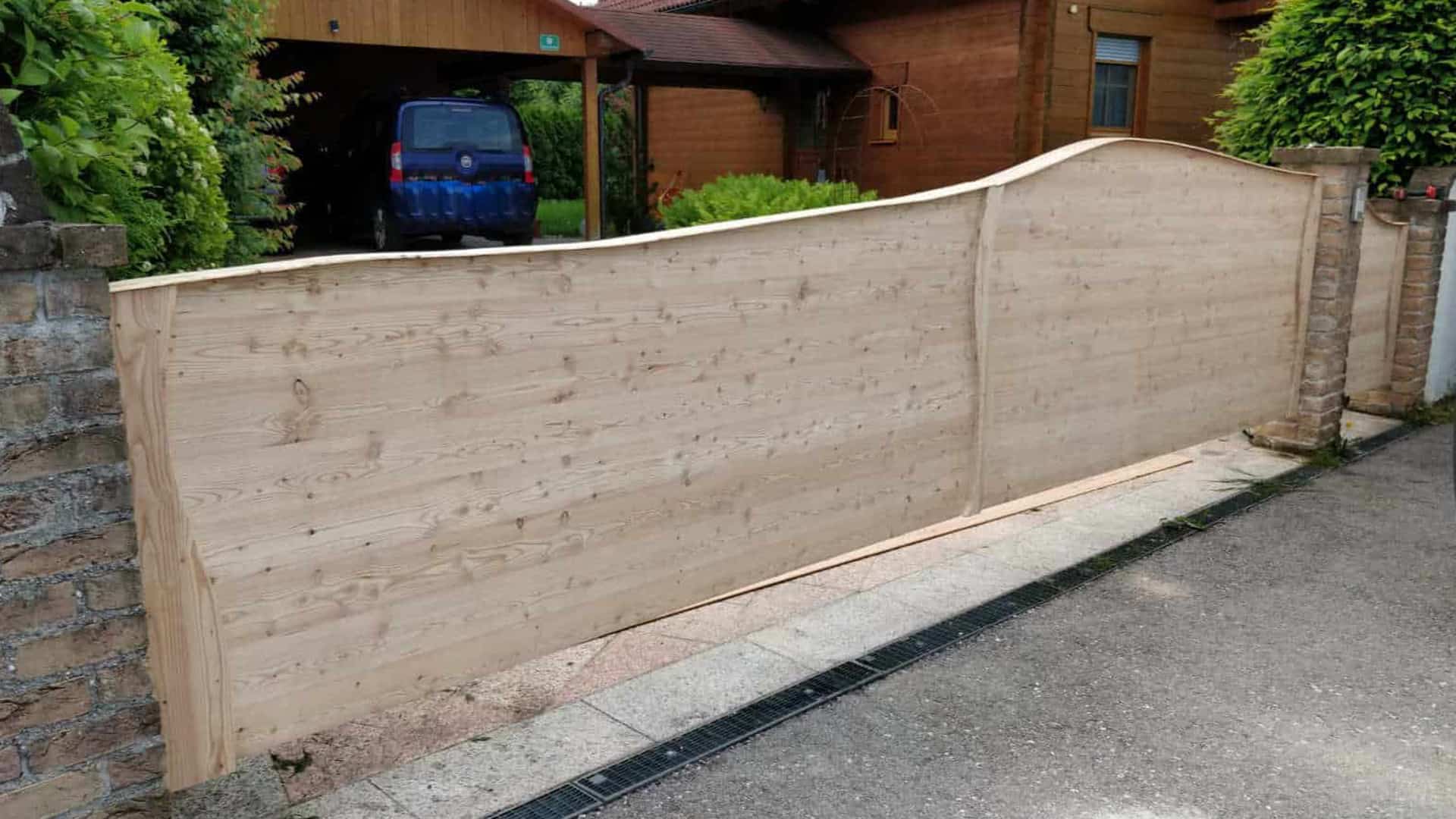 Einfahrtstor mit Gartentür aus Lärchenholz BauMstoff Holzbau
