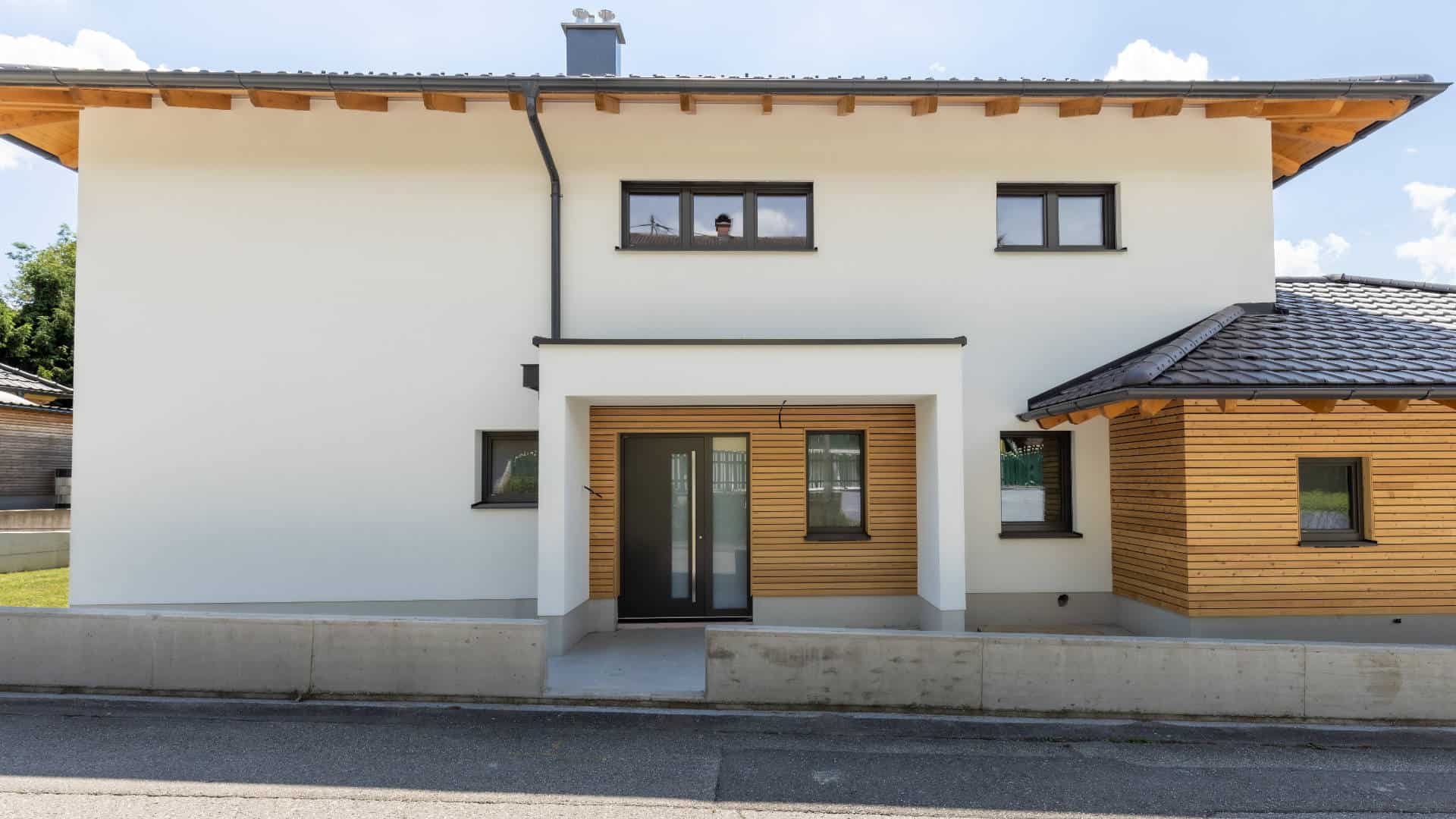 Einfamilienhaus aus Vollholz mit der Massiv-Holz-Mauer_1920x1080